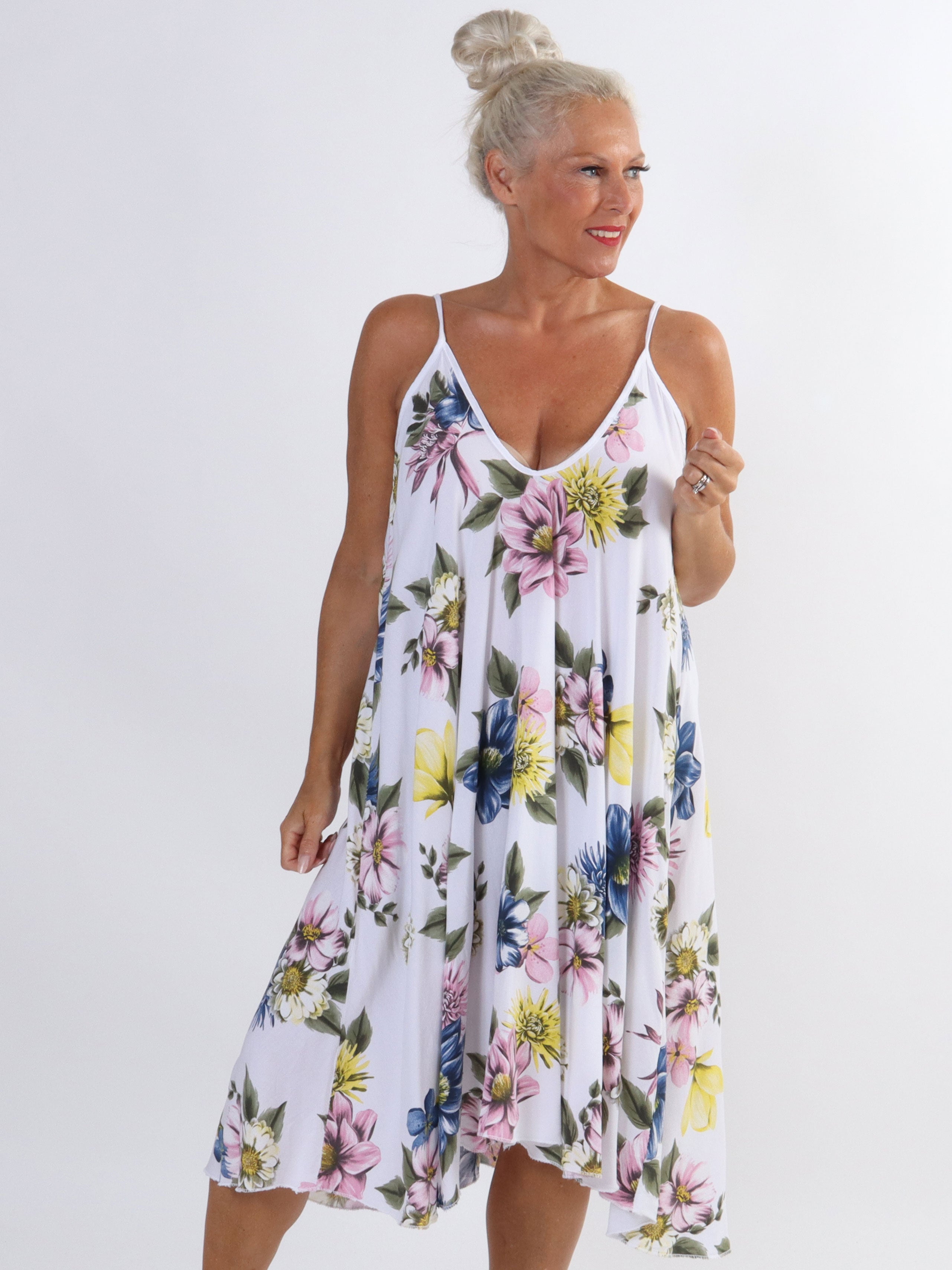 Maddie Flower - Sød plus size stropkjole med blomstermotiver